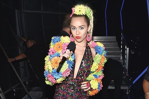 8. И эта новая Майли появлялась на публике в неожиданных образах, но как всегда уверенная в себе.