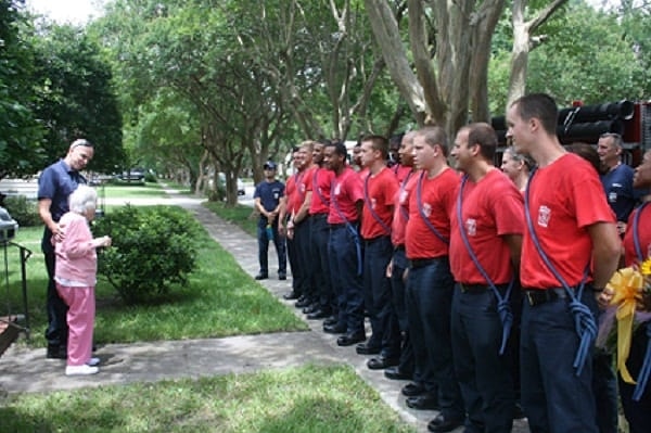 10. Пожарные устроили сюрприз 100-летней старушке, чей муж когда-то работал пожарным в той же части