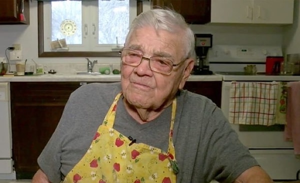 Этой любовью он делился с нуждающимися и знакомыми, которые периодически посещали церковь или приходили на похороны других людей.