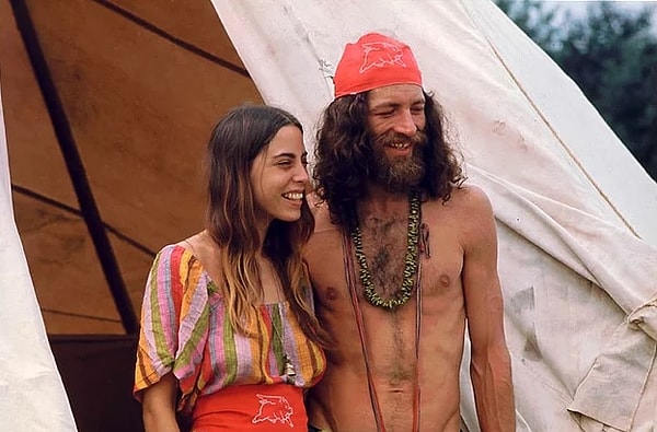 9. Пара стоит перед палаткой, которую они установили.