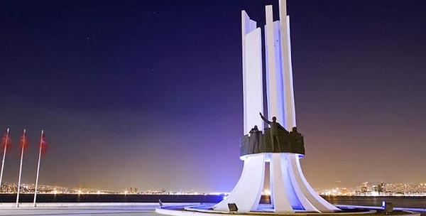6. "Atatürk, Annesi ve Kadın Hakları Anıtı" nı atlamak olur mu? Anayasa Meydanının en anlamlı parçasıdır ve Karşıyakalıların kadına verdiği değerin simgesidir.