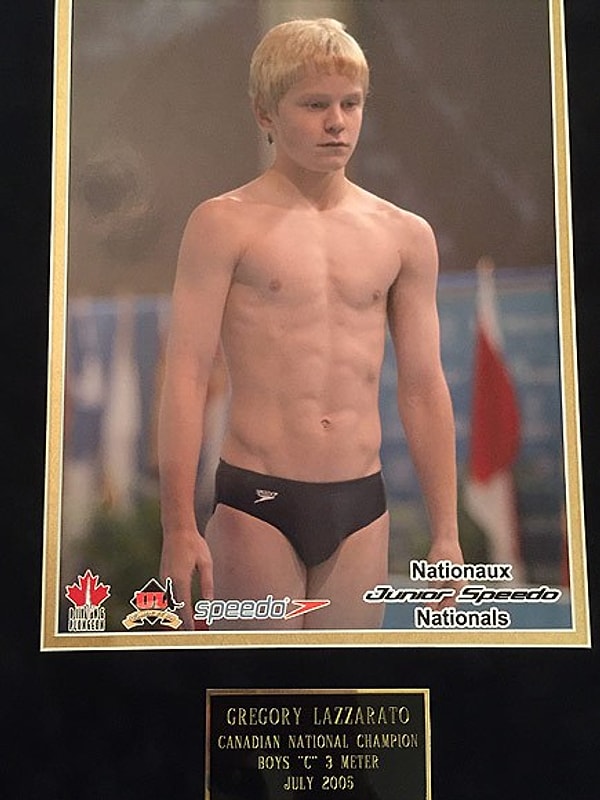 1. Грегори Аллан Лазарато родился в 1992 году в Канаде
