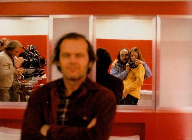 3. Stanley Kubrick "The Shining" filminin setinde kızıyla beraber. Görünüşe göre Jack Nicholson, Kubrick'in kendi fotoğrafını çektiğini düşünmüş. (1980ler)