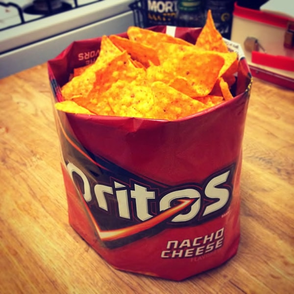 13. Если вы свернёте упаковку с чипсами вот таким образом, после окончания трапезы вам даже не нужно будет мыть посуду.