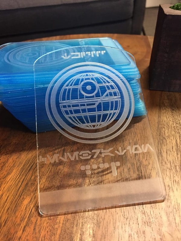 4. Дино сделал несколько копий "планов Звезды Смерти", чтобы Джин могла передать их принцессам Леям.