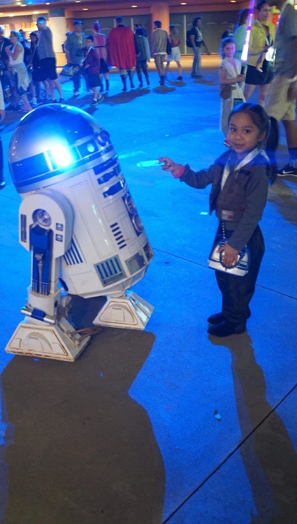 8. Она даже передала копию R2-D2.