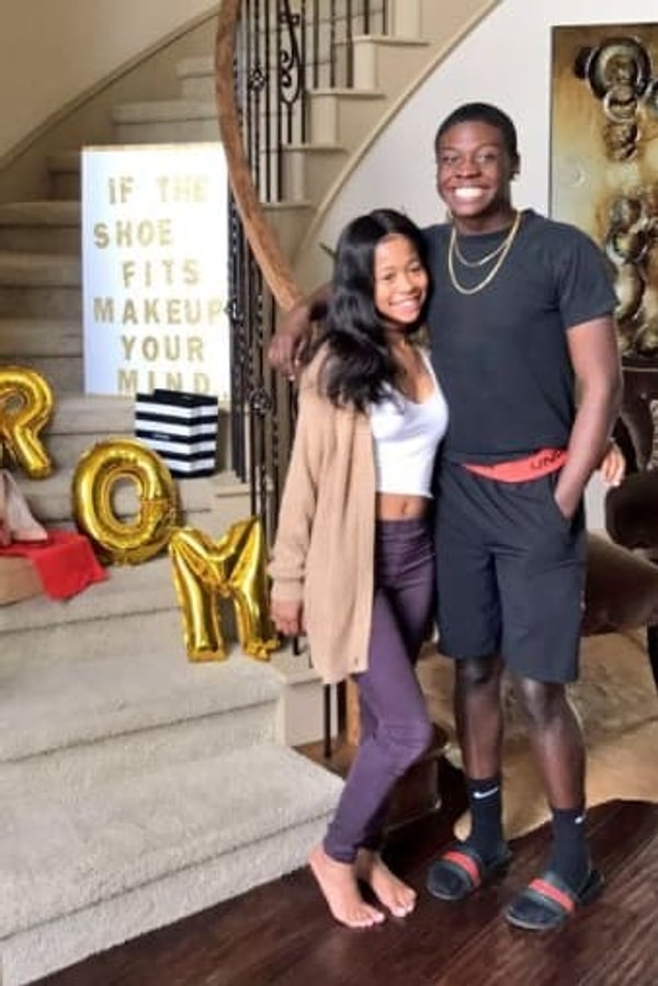 2. Кейтлан идет на выпускной с Луи - парнем из той же школы, но на год младше. Луи долго ломал голову над тем, как пригласить девушку, и нашел идеальный способ.