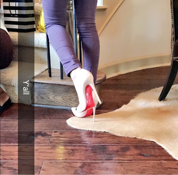 3. Луи написал на плакате: "Если туфли подойдут, решайся". Он купил Кейтлан косметику из Sephora и туфли от Christian Louboutin - и да, ребята говорят, что они настоящие.