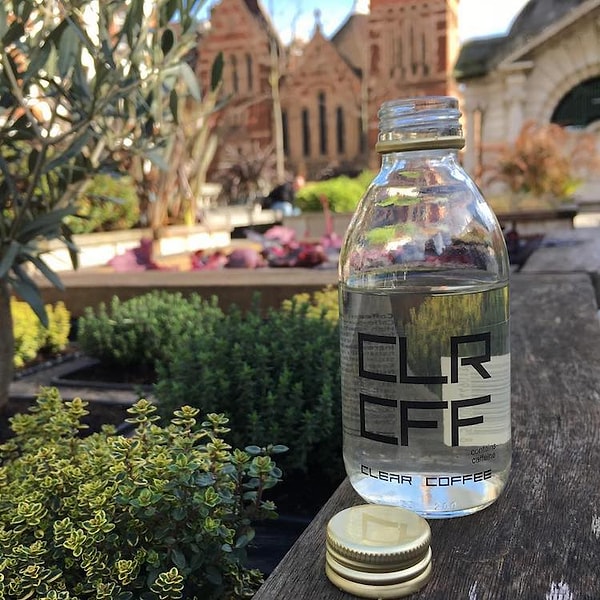 4. Удивительный на вид напиток обещает зарядить вас кофеином. Каждая бутылка содержит около 100 мг кофеина, что немного больше, чем в обычной чашке кофе.