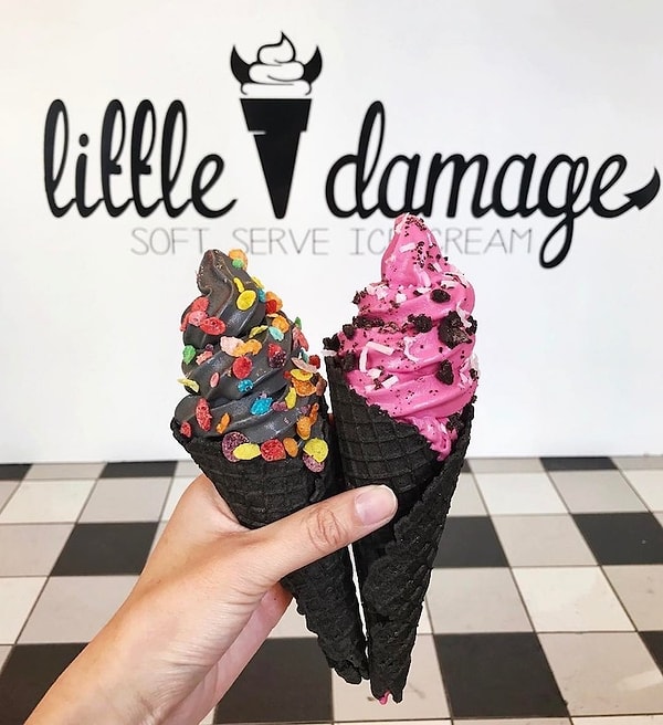 7. Магазин "Little Damages", в котором продается такое мороженое, предлагает разнообразные вкусы. Один из них даже имеет название "Слезы единорога"!