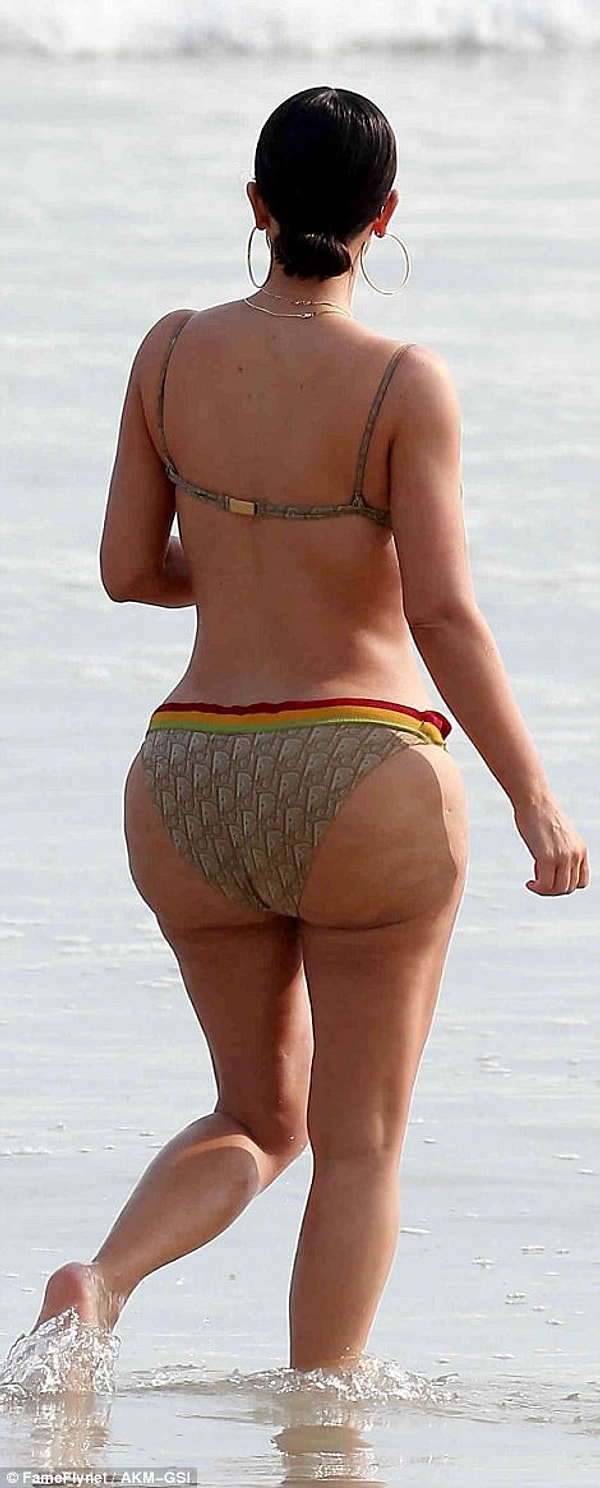 2. Ким абсолютно уверена в себе и своем теле. Это выдает то, как вызывающе она прогуливалась по пляжу со своими подружками