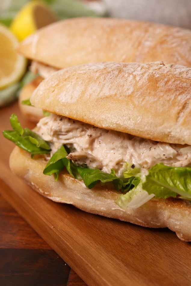 6. Sezar salatanın sandviç hali.