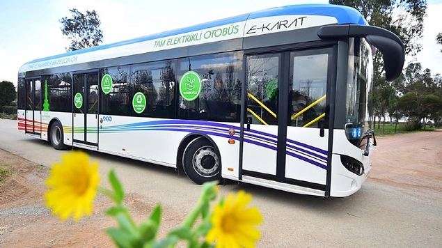 Fosil yakıtla çalışan otobüslere oranla çok sessiz çalışan elektrikli otobüsler, yokuş aşağı inerken kendilerini şarj edebilme özelliğine de sahip.