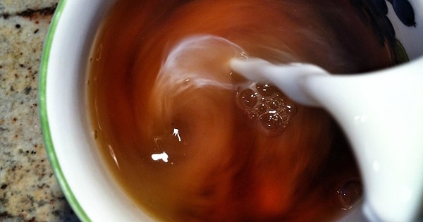 7. Если вы пьете чай с молоком, то добавляйте его в конце, а не в начале