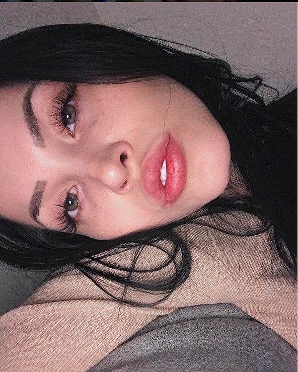 3. Другие считают, что красота модели искусственная, и если девушки чем и похожи, то тем, что обе неоднократно ложились под нож хирурга