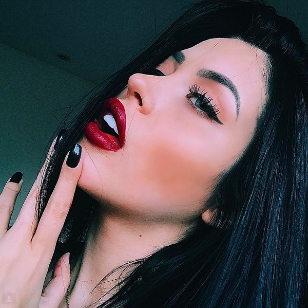 4. Так же пользователи отметили, что матери троих детей стоит начать волноваться, ведь у ее клона количество подписчиков в сети растет с огромной скоростью и уже достигло 9 миллионов