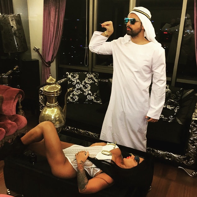Sofistike bir eğlence anlayışı ve yaşam tarzı olan Taha Özer, sık sık ülke değiştiriyor, pahalı arabalar kullanıyor ve güzel kadınlarla dostluk ediyordu.