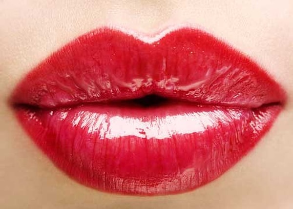 2. Не забывайте очищать кожу губ