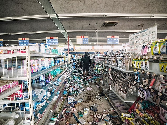 Bu inanılmaz büyüklükteki deprem, Japonya'nın doğusua uzanan Honshu adasını 2.4 metre doğuya taşıdı ve Dünya eksenini 10 cm ve 25 cm arasında bir ölçüde kaydırdı.