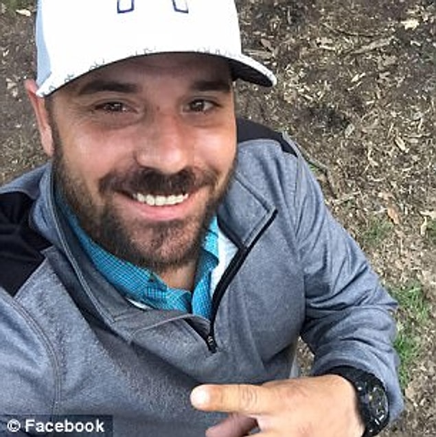 Sevgilisini yakaladığında, delirmek yerine sevgilisini ve aynı yataktaki adamın fotoğraflarını çeken Duston Holloway karşınızda!