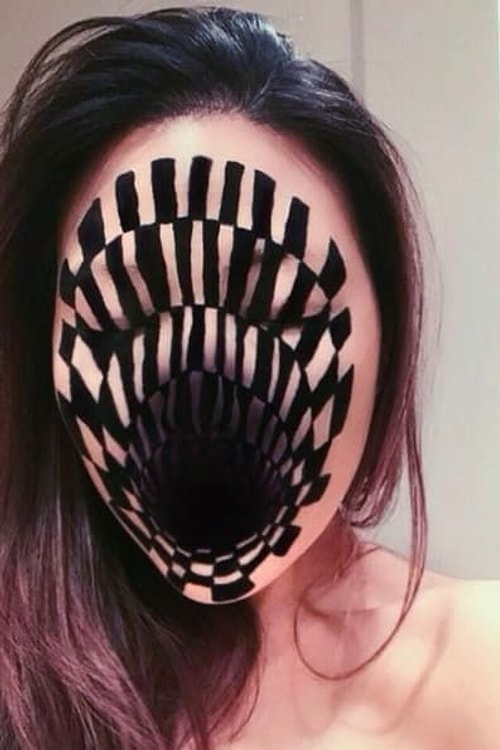 Bu olağanüstü görüntülerden sonra Mimi Choi'nin bu işin eğitimini almış deneyimli bir makyöz olduğunu biz de düşündük ancak kendisi yalnızca 3 yıldır bu işle ilgileniyor.
