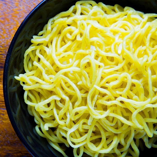 7. Uzak doğru tarzı 'ramen noodle' severler, bir miktar kabartma tozu makarnanıza dönüşüm yaşatacak.