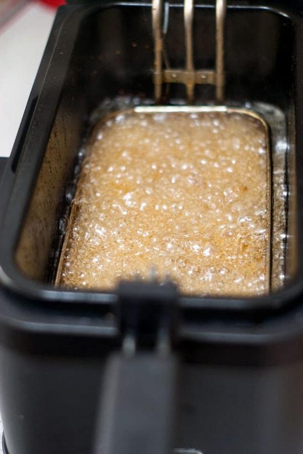 9. Makarnayı kızgın yağda kızartarak tatlı ya da tuzlu atıştırmalıklar yapabilirsiniz.