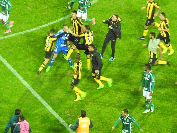 Palmeiras'ın 3-2 kazandığı maçın bitiş düdüğü ile birlikte iki takım oyuncuları birbirleri ile tartışmaya başladı.