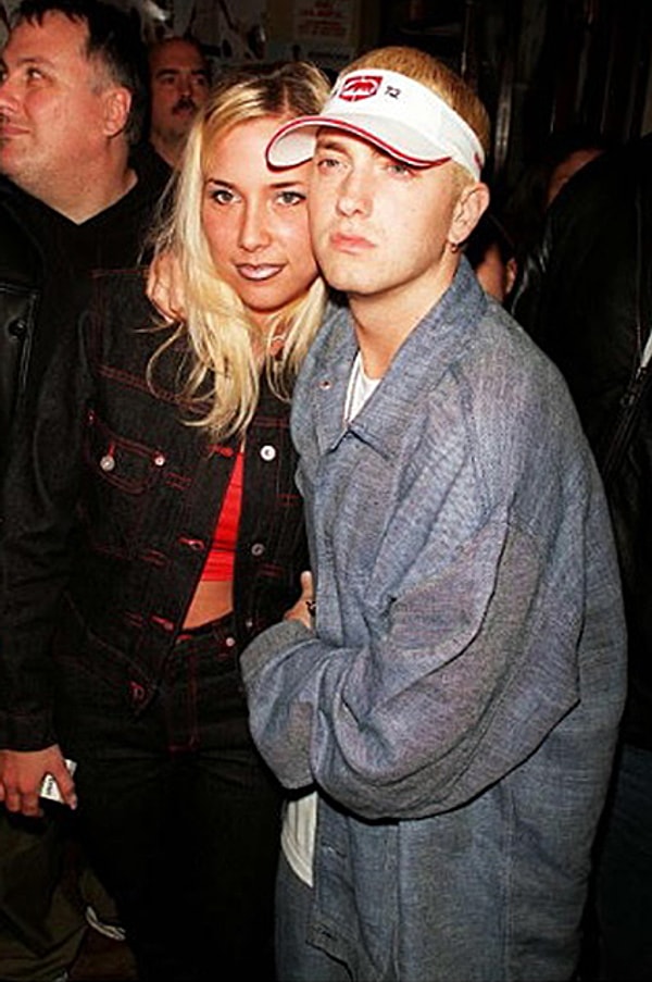 1. Родители Хейли познакомились в 1989 году, а в 1995 году девочка появилась на свет. Однако в брак они вступили, через 10 лет отношений в 1999 году и уже через два года развелись. В 2006 году Эминем и Кимберли Скотт предприняли очередную попытку сойтись, но и она оказалась неудачной.