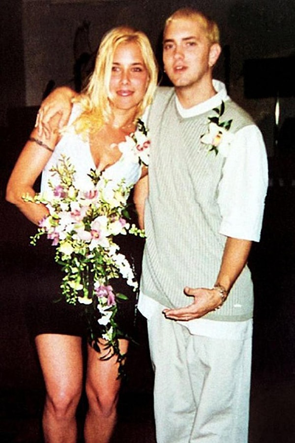 1. Родители Хейли познакомились в 1989 году, а в 1995 году девочка появилась на свет. Однако в брак они вступили, через 10 лет отношений в 1999 году и уже через два года развелись. В 2006 году Эминем и Кимберли Скотт предприняли очередную попытку сойтись, но и она оказалась неудачной.