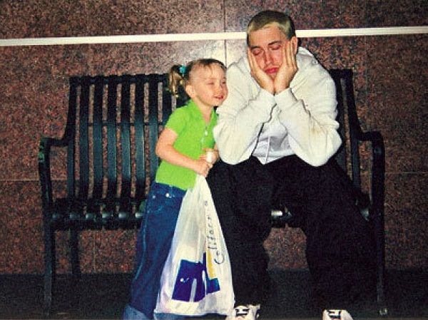 4. В отличие от многих знаменитостей, которые делятся фотографиями своих детей с публикой, Эминем всегда был ярым сторонником конфиденциальности в отношении жизни дочери. И Хейли никогда не использовала имя своего отца для славы.