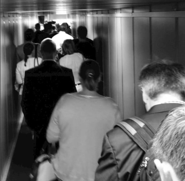 10. А тот ужасный момент, когда объявляют посадку на самолет...