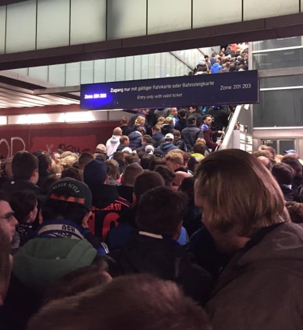 14. Слишком. Много. Людей.