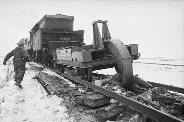 3. Schienenwolf — путевой разрушитель, используемый немцами во время отступления для разрушения советских железных дорог, 1945