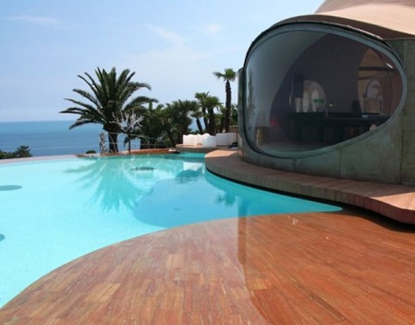 3. И включает в себя лекционный зал на пять сотен мест, многочисленные приёмные комнаты, десять спален и панорамный зал