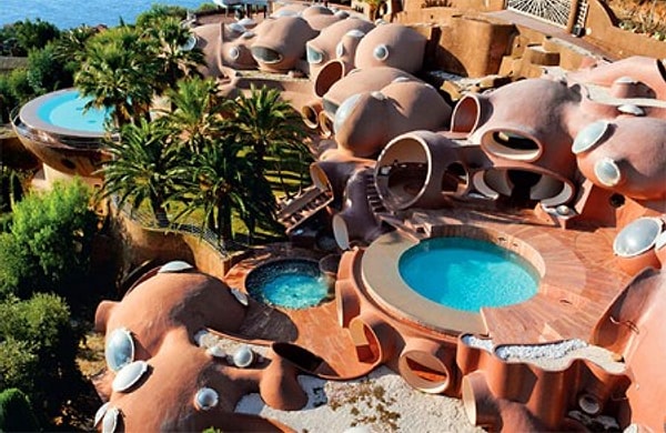 5. Сады и бассейны занимают восемь с половиной тысяч квадратных метров