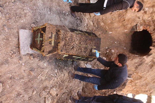 İskelet üzerindeki çizme ve paltosunun çürümüş olduğu tabuttaki cesedin Hristiyan bir erkek askere ait olduğu belirlendi.