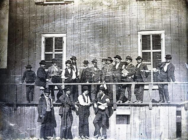 54. A bunch of people posing in front of the slave market of Lynch in Missouri, United States of America. | 1852