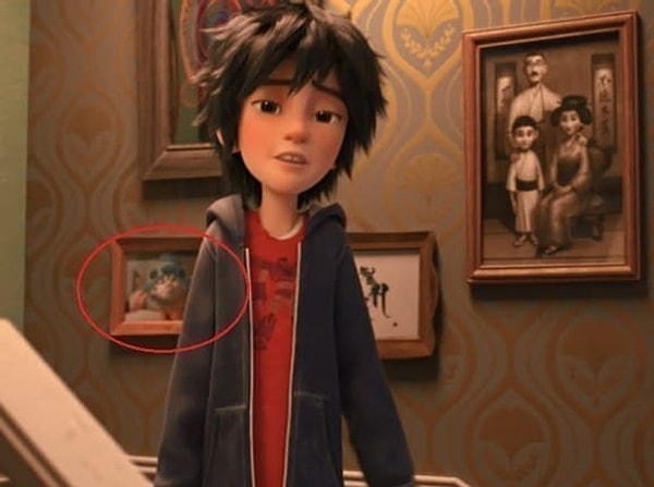 7. В "Город героев" на стене можно заметить фотографию кота, одетого как Стич