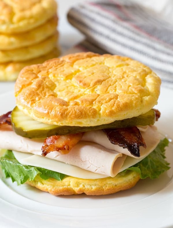 2. Сэндвич с ветчиной, беконом, овощами и сыром