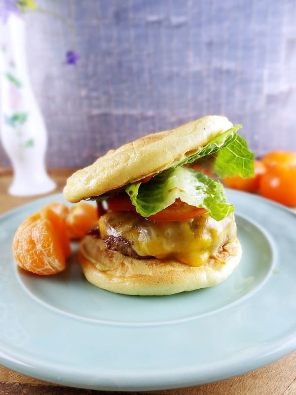 3. Чизбургер с говядиной, сыром и овощами