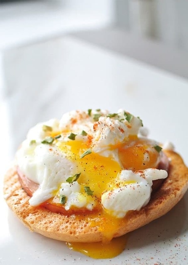 4. Яйца Бенедикт на "облачном хлебе"
