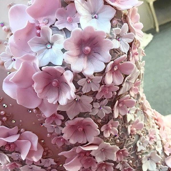 7. Чтобы добиться натуральности, Джейн делала каждый лепесток цветов вручную