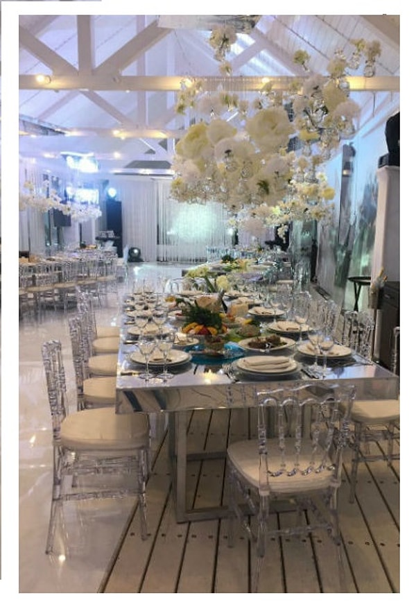 1. Праздничный зал был оформлен в белых тонах.