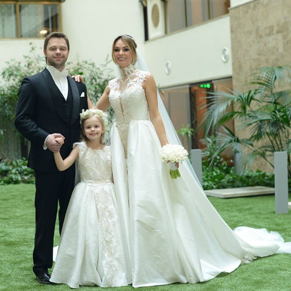 5. На торжестве присутствовала и дочь пары, Милана. Девочка тоже появилась в белом платьице, под стать маме.