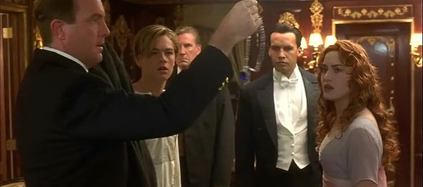 14. Вероятно, Лавджой, которого Кэл нанял следить за Джеком, подбросил "Сердце океана" воображаемому другу Роуз?