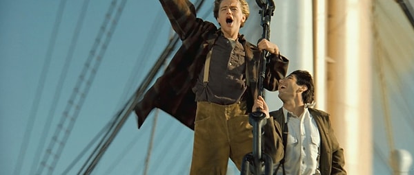 11. Однако теоретики забывают о том, что в фильме мы видим историю о том, как Джек попал на корабль, еще до его встречи с Розой.