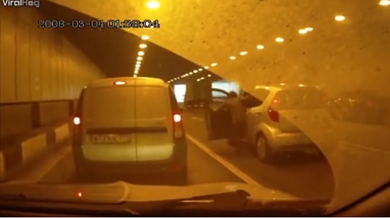 İnanılmazı Başararak Kendi Arabasının Altında Kalan Kadın