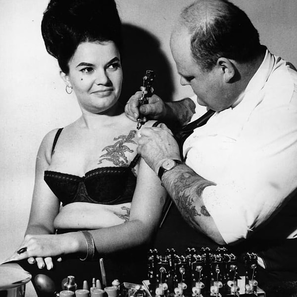 13. Слева — тату-мастер работает над рисунком на груди, 1964. Справа — татуировщик наносит девушке имя ее возлюбленного, 1960