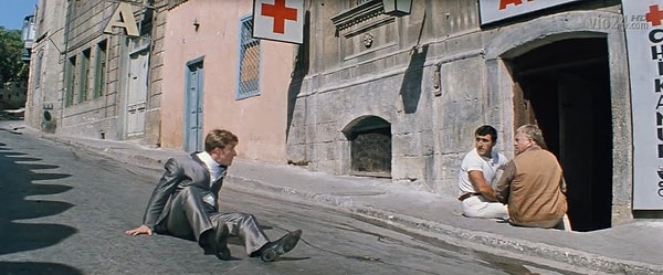 5. В легендарной сцене с "Черт побери", вместо Никулина падал Леонид Каневский.